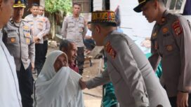 Nyak Lambot menangis terharu sekaligus berterima kasih kepada Kapolresta Banda Aceh, Kombes Pol Fahmi Irwan Ramli yang telah membantu membangun rumah untuk Tgk Hasyem bersama Dinas Perkim Aceh di Gampong Ladong, Kecamatan Mesjid Raya, Aceh Besar, Jumat (12/7/2024).