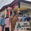 Pj Bupati Simeulue, Teuku Reza Fahlevi saat mengunjungi Anjungan Simeulue di komplek taman Ratu Safiatudin, Lampriet, Banda Aceh, Selasa (30/7/2024) (Foto/Ist)