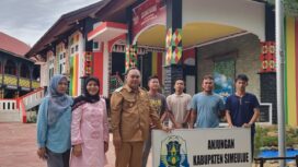 Pj Bupati Simeulue, Teuku Reza Fahlevi saat mengunjungi Anjungan Simeulue di komplek taman Ratu Safiatudin, Lampriet, Banda Aceh, Selasa (30/7/2024) (Foto/Ist)
