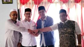 Mustafa Ibrahim dan Hanasri didampingi Mantan Bupati Aceh Jaya, T. Irfan TB saat mengunjungi kediaman Abati di Teunom, Minggu (28/7/2024) (Foto/Ist)