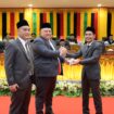 Muslem D, SE menerima palu sidang sebagai usai diumumkan sebagai Ketua Sementara DPRK Aceh Jaya di Kantor DPRK setempat, Rabu (14/8/2024) (Foto/Humas DPRK Aceh Jaya)