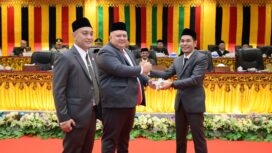 Muslem D, SE menerima palu sidang sebagai usai diumumkan sebagai Ketua Sementara DPRK Aceh Jaya di Kantor DPRK setempat, Rabu (14/8/2024) (Foto/Humas DPRK Aceh Jaya)