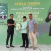 Ketua DPP PKB, Muhaimin Iskandar didampingi Ketua DPC PKB Aceh Jaya, Musdi Fauzi menyerahkan Surat Keputusan tersebut kepada Calon Wakil Bupati dari Partai Aceh, Muslem D di Markas DPP PKB, JI Raden Saleh No 9 Jakarta Pusat, Kamis (15/8/2024) (Foto/Ist)
