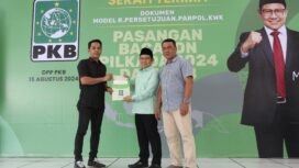 Ketua DPP PKB, Muhaimin Iskandar didampingi Ketua DPC PKB Aceh Jaya, Musdi Fauzi menyerahkan Surat Keputusan tersebut kepada Calon Wakil Bupati dari Partai Aceh, Muslem D di Markas DPP PKB, JI Raden Saleh No 9 Jakarta Pusat, Kamis (15/8/2024) (Foto/Ist)