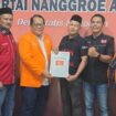 Dewan Pengurus Pusat (DPP) Partai Nanggroe Aceh (PNA) secara resmi mendeklarasikan dukungan kepada pasangan Safwandi- Muslem (SALEM) pada Pemilihan Kepala Daerah Tahun 2024. Dukungan tersebut dibacakan oleh Sekretaris Umum PNA Pusat, Miswar Fuadi di Banda Aceh, Sabtu (17/8/2024) (Foto/Ist)