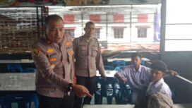 Kapolsek Kuta Baro, Iptu Muhammad Jabir saat memergoki para pelajar yang bolos di warung kopi kawasan Lam Ateuk, Senin (19/8/2024).