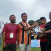 Muslem D menyerahkan bola kaki untuk panitia Turnamen, di Lapangan Sango, Selasa (20/8/2024).