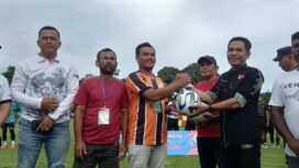 Muslem D menyerahkan bola kaki untuk panitia Turnamen, di Lapangan Sango, Selasa (20/8/2024).