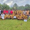 Calon Bupati Aceh Jaya Safwandi foto bersama pemain yang meraih Juara Satu di lapangan bola kaki Ceuraceu, Selasa (20/8/2024).