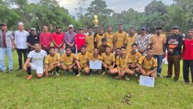 Calon Bupati Aceh Jaya Safwandi foto bersama pemain yang meraih Juara Satu di lapangan bola kaki Ceuraceu, Selasa (20/8/2024).