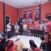 Ketua KPPA Aceh Jaya, Safriantoni mengukuhkan KPPA Kecamatan Sampoiniet di Kantor DPS Kecamatan Sampoiniet, Kamis (22/8/2024). (Media Center Salem)