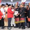 Pasangan Safwandi dan Muslem menerima SK penetapan sebagai pasangan calon Bupati dan Wakil Bupati Aceh Jaya dari Sekjen Partai Aceh, Kamaruddin Abu Bakar alias bu Razak di Taman Ratu Safiatuddin, Banda Aceh, Minggu (25/8/2024).
