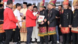 Pasangan Safwandi dan Muslem menerima SK penetapan sebagai pasangan calon Bupati dan Wakil Bupati Aceh Jaya dari Sekjen Partai Aceh, Kamaruddin Abu Bakar alias bu Razak di Taman Ratu Safiatuddin, Banda Aceh, Minggu (25/8/2024).
