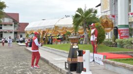 Penjabat (Pj) Bupati Aceh Jaya Dr. A. Murtala menerima Api PON XXI 2024 Aceh-Sumut yang dibawa oleh sejumlah Atlet andalan Aceh Jaya bersama Tim Pelari di Lapangan Halaman Kantor Bupati Aceh Jaya Selasa (27/8/2024) (Foto untuk AJP)