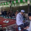 Pimpinan Dayah Istiqamatuddin Raudhatul Jannah, Abi Jaiz Muhadi tepung tawar bakal calon Bupati dan Wakil Bupati Aceh Jaya Safwandi dan  Muslem D (Salem) di komplek dayah tersebut, di Desa Tuwie Kareung, Kecamatan Panga, Aceh Jaya, Minggu (15/9/2024) (Foto/untuk AJP)