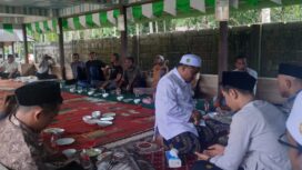 Pimpinan Dayah Istiqamatuddin Raudhatul Jannah, Abi Jaiz Muhadi tepung tawar bakal calon Bupati dan Wakil Bupati Aceh Jaya Safwandi dan  Muslem D (Salem) di komplek dayah tersebut, di Desa Tuwie Kareung, Kecamatan Panga, Aceh Jaya, Minggu (15/9/2024) (Foto/untuk AJP)