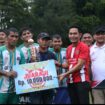 Bakal calon wakil Bupati Aceh Jaya dari Partai Aceh, Muslem D menyerahkan hadiah bagi kesebelasan Fajar FC sebagai Runner up pada Turnamen Bola Kaki HUT Porrig 90 ke 34 di lapangan Desa Lhoek timoen Kecamatan Setia Bakti Kabupaten Aceh Jaya, Sabtu (14/9/2024) (Foto/AJP)