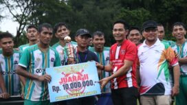 Bakal calon wakil Bupati Aceh Jaya dari Partai Aceh, Muslem D menyerahkan hadiah bagi kesebelasan Fajar FC sebagai Runner up pada Turnamen Bola Kaki HUT Porrig 90 ke 34 di lapangan Desa Lhoek timoen Kecamatan Setia Bakti Kabupaten Aceh Jaya, Sabtu (14/9/2024) (Foto/AJP)