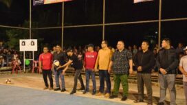 Pembukaan turnamen ini ditandai dengan dilakukan pukulan bola yang dilakukan Safwandi dari belakang garis akhir lapangan permainan sampai melewati net, Sabtu (21/9/2024) (Foto untuk AJP)