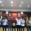 Empat Paslon Bupati dan Wakil Bupati Aceh Jaya memperlihat nomor urut usah ditetapkan KIP Aceh Jaya, Senin (23/9/2024) (Foto/AJP)