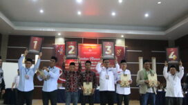 Empat Paslon Bupati dan Wakil Bupati Aceh Jaya memperlihat nomor urut usah ditetapkan KIP Aceh Jaya, Senin (23/9/2024) (Foto/AJP)