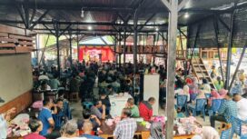 Ribuan Pendukung Pasangan Salem memadati Warung 2N Kecamatan Teunom saat pembentukan Komite Pemenangan Partai Aceh (KPPA) dan Sekretariat Bersama (Sekber) di Kecamatan tersebut, Sabtu (7/9/2024) (Foto/Media Center Salem)