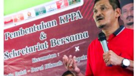 Ketua Dewan Pimpinan Wilayah Partai Aceh (DPW-PA) Kabupaten Aceh Jaya, Azhar Abdurrahman saat menyampaikan orasi politik pada pembukaan pembentukan KPPA dan Sekber pemenangan Pasangan Salem di Kecamatan Darul Hikmah, Minggu (8/9/2024) (Foto/AJP)