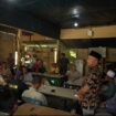 Bakal calon Bupati Aceh Jaya dari Partai Aceh, Safwandi menggelar silaturahmi dengan sejumlah warga di Gampong Bak Paoh, Kecamatan Jaya, Kabupaten Aceh Jaya, Kamis (19/9/2024) (Foto untuk AJP)