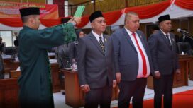 Prosesi pengambilan sumpah janji tiga pimpinan DPRK Aceh Jaya oleh Kepala Pengadilan Negeri Calang, Kamis (17/10/2024) (Foto/Humas DPRK Aceh Jaya)