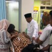 Tgk Zulfadli alias Waled Landeng saat menjenguk pasien rujukan di RSUD Zainoel Abidin Banda Aceh, Selasa (1/10/2024) (Foto untuk AJP)