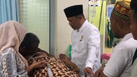 Tgk Zulfadli alias Waled Landeng saat menjenguk pasien rujukan di RSUD Zainoel Abidin Banda Aceh, Selasa (1/10/2024) (Foto untuk AJP)