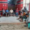 Calon Bupati Aceh Jaya nomor urut 2, Safwandi saat mengunjungi posko tim dan relawan pemenangan di Gampong Paya Baroe, Kecamatan Teunom, Aceh Jaya, Rabu (9/10/2024) (Foto: Media Canter Salem)