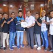 Pj Sekda Aceh Jaya, Asy'ari didampingi pengurus PWI Aceh Jaya menyerahkan bonus untuk Almuzzammil, wartawan kontingen Persatuan Wartawan Indonesia (PWI) Aceh peraih medali Perunggu cabang Fotografi pada ajang Pekan Olahraga Wartawan Nasional (Porwanas) XIV di Kalimantan Selatan diruang kerjanya, Rabu (16/10/2024) (Foto/Ist)