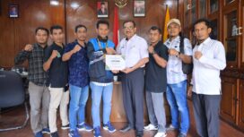 Pj Sekda Aceh Jaya, Asy'ari didampingi pengurus PWI Aceh Jaya menyerahkan bonus untuk Almuzzammil, wartawan kontingen Persatuan Wartawan Indonesia (PWI) Aceh peraih medali Perunggu cabang Fotografi pada ajang Pekan Olahraga Wartawan Nasional (Porwanas) XIV di Kalimantan Selatan diruang kerjanya, Rabu (16/10/2024) (Foto/Ist)