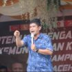Sekretaris Dewan Pimpinan Cabang (DPC) Partai Kebangkitan Bangsa (PKB) Aceh Jaya, Zulfikar saat menyampaikan orasi politiknya pada pertemuan pasangan Salem dengan masyarakat 7 perkampungan dalam Kemungkinan Kulam Mutia di Desa Lhok Kruet, Kecamatan Sampoiniet, Selasa (1/10/2024) (Foto AJP)