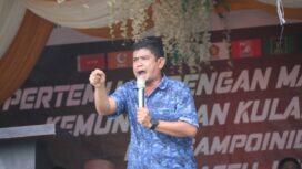 Sekretaris Dewan Pimpinan Cabang (DPC) Partai Kebangkitan Bangsa (PKB) Aceh Jaya, Zulfikar saat menyampaikan orasi politiknya pada pertemuan pasangan Salem dengan masyarakat 7 perkampungan dalam Kemungkinan Kulam Mutia di Desa Lhok Kruet, Kecamatan Sampoiniet, Selasa (1/10/2024) (Foto AJP)