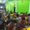 Calon Bupati Aceh Jaya, Nomor urut 2, Safwandi memberikan arahan saat menggelar pertemuan dengan ratusan keluarga besar KPA Sagoe Panga di Warung Bakso Dua Dara, di Desa Kuta Tuha Kecamatan Panga, Aceh Jaya, Kamis (10/10/2024) (Foto: Media Canter Salem)
