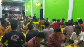 Calon Bupati Aceh Jaya, Nomor urut 2, Safwandi memberikan arahan saat menggelar pertemuan dengan ratusan keluarga besar KPA Sagoe Panga di Warung Bakso Dua Dara, di Desa Kuta Tuha Kecamatan Panga, Aceh Jaya, Kamis (10/10/2024) (Foto: Media Canter Salem)