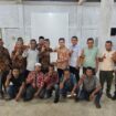 Pengurus KTNA Aceh Jaya memberikan dukungan untuk Pasangan Munas di Warkop Mina Calang, Aceh Jaya, Kamis (10/10/2024) (Foto: Tim Pemenangan Munas)