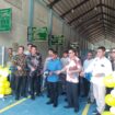 Penjabat Bupati Aceh Jaya, A. Murtala melakukan pemotongan pita sebagai simbol lauching KIR berlangsung di Kompleng terminal tipe B, Calang, Desa Batee Tutong, Kecamatan Krueng Sabee, Aceh Jaya, Kamis (26/12/2024) (Foto/Ist)