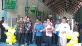 Penjabat Bupati Aceh Jaya, A. Murtala melakukan pemotongan pita sebagai simbol lauching KIR berlangsung di Kompleng terminal tipe B, Calang, Desa Batee Tutong, Kecamatan Krueng Sabee, Aceh Jaya, Kamis (26/12/2024) (Foto/Ist)