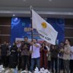 Fitra Akhyar mengibarkan petaka saat pelantikan HIPMI Aceh Jaya periode 2025 - 2028 di Aula DPMPKB Aceh Jaya, Kamis (9/1/2025) (Foto/Ist)