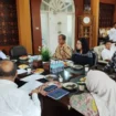 Bupati Aceh Jaya, Safwandi, S.Sos memimpin acara entry meeting bersama tim Badan Pemeriksa Keuangan Republik Indonesia (BPK RI) Perwakilan Aceh di Ruang Kerja Bupati Aceh Jaya, Rabu (09/04/2025) (Foto/Ist)