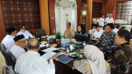 Bupati Aceh Jaya, Safwandi, S.Sos memimpin acara entry meeting bersama tim Badan Pemeriksa Keuangan Republik Indonesia (BPK RI) Perwakilan Aceh di Ruang Kerja Bupati Aceh Jaya, Rabu (09/04/2025) (Foto/Ist)
