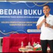 Dr Teuku Minjar Nurlizai saat memaparkan seputaran Buku Tradisi Peumenab dan Seumeuleung sebagai Budaya Kerajaan Negeri Daya pada kegiatan Bedah Buku yang dilaksanakan oleh Dinas Perpustakaan dan Arsip Kabupaten Aceh Jaya, Rabu (23/4/2025) (Foto/Ist)