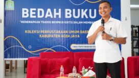 Dr Teuku Minjar Nurlizai saat memaparkan seputaran Buku Tradisi Peumenab dan Seumeuleung sebagai Budaya Kerajaan Negeri Daya pada kegiatan Bedah Buku yang dilaksanakan oleh Dinas Perpustakaan dan Arsip Kabupaten Aceh Jaya, Rabu (23/4/2025) (Foto/Ist)