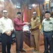 Penjabat (Pj) Sekretaris Daerah Aceh Jaya, Asy’ari, menyerahkan Surat Keputusan (SK) Pelaksana Tugas (Plt) kepada dua pejabat di lingkungan Pemerintah Kabupaten Aceh Jaya. Penyerahan ini dilakukan di Ruang Kerja Sekretaris Daerah Kabupaten Aceh Jaya, Senin (14/1/2024) (Foto/Ist)