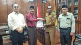 Penjabat (Pj) Sekretaris Daerah Aceh Jaya, Asy’ari, menyerahkan Surat Keputusan (SK) Pelaksana Tugas (Plt) kepada dua pejabat di lingkungan Pemerintah Kabupaten Aceh Jaya. Penyerahan ini dilakukan di Ruang Kerja Sekretaris Daerah Kabupaten Aceh Jaya, Senin (14/1/2024) (Foto/Ist)