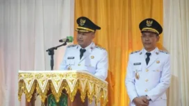Bupati Aceh Jaya, Safwandi didampingi Wakilnya, Muslem, D menyampaikan sambutan usai dilantik oleh Gubernur Aceh, Muzakir Manaf di Aula DPRK setempat, Rabu (19/2/2025) (Foto/Ist)