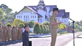 Wakil Bupati Aceh Jaya, Muslem D bertindak sebagai pemimpin apel perdana bersama seluruh Aparatur Sipil Negara (ASN) di lingkungan Pemerintah Kabupaten Aceh Jaya di halaman Kantor Bupati setempat, Senin (24/2/2025) (Foto/Ist)